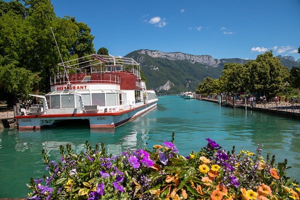 Guide complet pour un camping réussi au Lac d'Annecy en camping-car