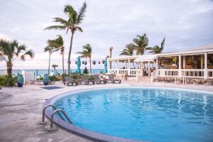 La piscine bord de plage
